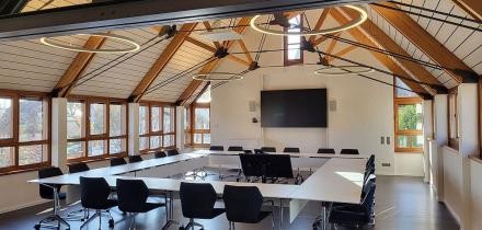 Ausschnitt des Sitzungssaals mit leeren Stühlen